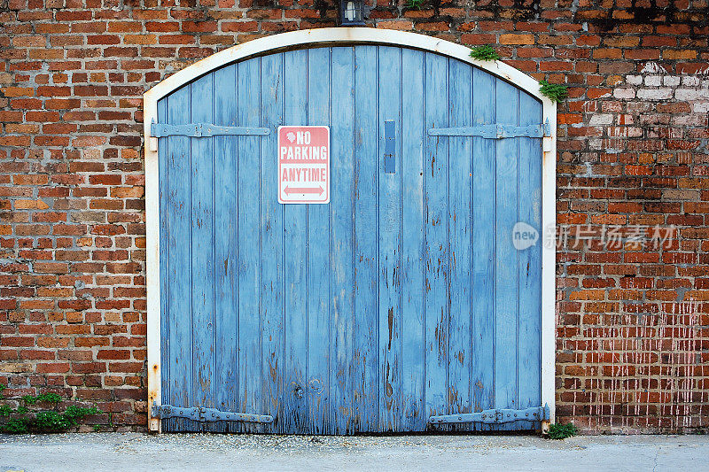 Stark Blue Urban Garage Door and Brick Wall新奥尔良